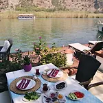 Myra Hotel 3*